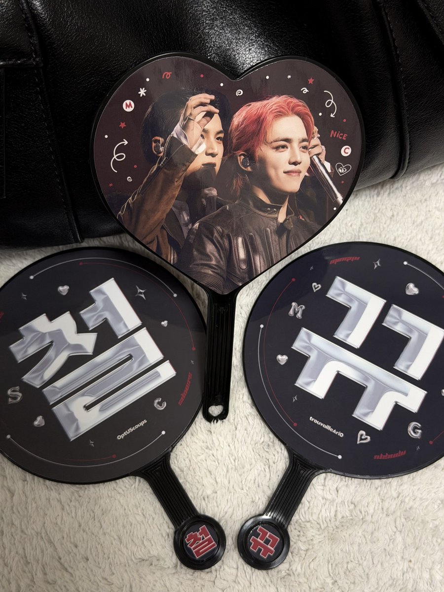 OptUScoups's tweet image. 𝑪𝑿𝑴 𝑫𝑶𝑼𝑩𝑳𝑬 𝑼𝑷 𝑳𝑰𝑽𝑬 𝑷𝑨𝑹𝑻𝒀（𝑰𝑵 𝑲𝑨𝑶𝑯𝑺𝑰𝑼𝑵𝑮）

𝐅𝐑𝐄𝐄 𝐅𝐀𝐍𝐒 𝐖𝐈𝐓𝐇 @Ari0_46 

🍒 4/24、4/25、4/26 每天發放150個（共三款）
🐶 詳細時間與地點將於當天公布

#에스쿱스 #SCOUPS
#승철 #최승철
#민규 #MINGYU 
#세븐틴 #SEVENTEEN