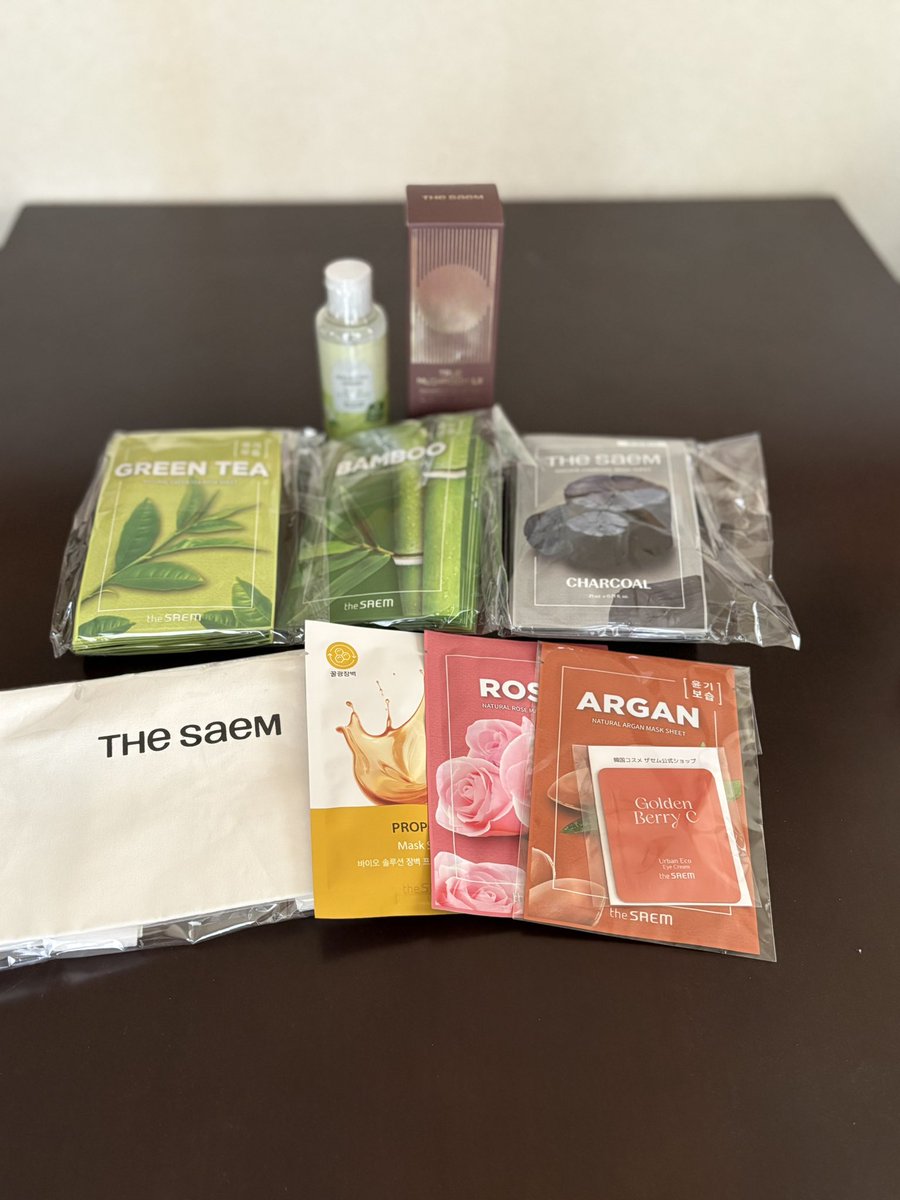 Qoo10とJAPAN公式で購入した商品第1弾が届いたー💛
サイン会行きたすぎて相変わらず在庫抱える覚悟w、友だちにプレゼントする前提でラッピング袋も購入しました🛒
#THESAEM #ザセム #더샘 #LEEJUNHO #イジュノ #이준호 #サイン会行きたい
