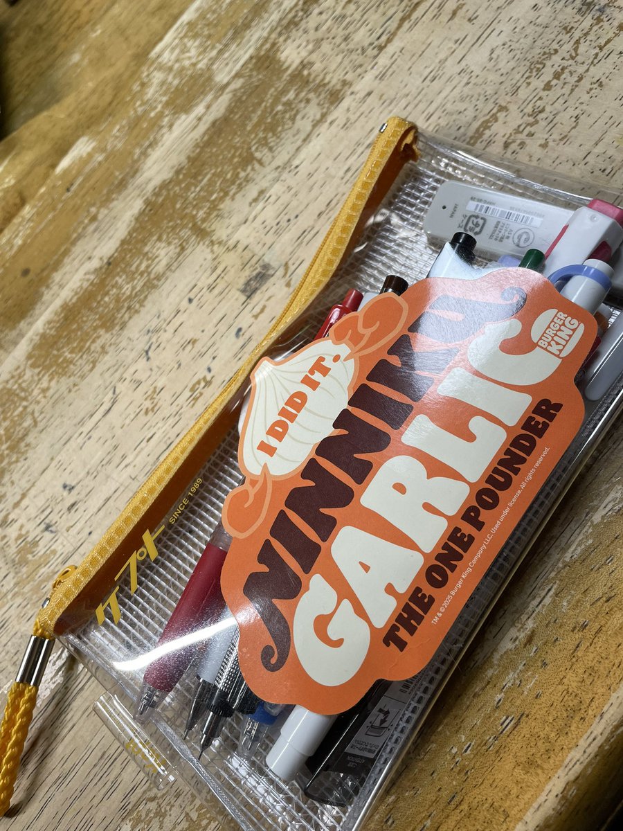 筆箱に貼ったら可愛かった。バーガーキングのステッカー