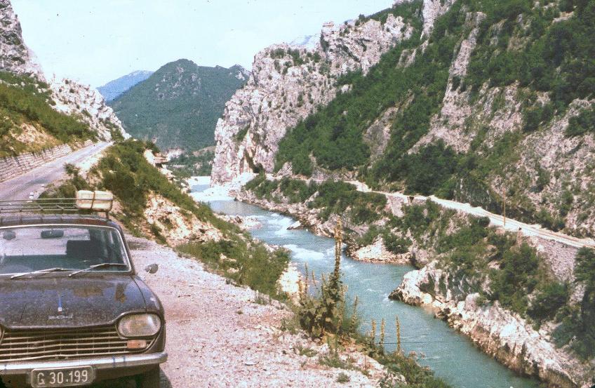 Evo jedna od slika iz moje arhive kako je to izgledalo prije nastanka Grabovačkog jezera i izgradnje HE Grabovica. Sa desne strane se može vidjeti uskotračna ćirina pruga koja je danas potopljena. " / X