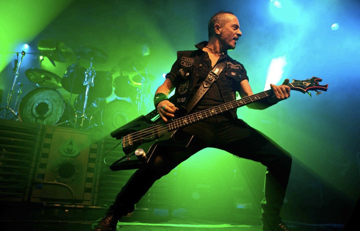 QtheMetal's tweet image. #HappyBirthday

D.D. Verni (born 1961, turns 65 today)! 

Founding bassist and main songwriter for Overkill, a thrash pioneer with that unmistakable aggressive tone. Happy birthday to a true wrecking crew legend! 🤘🏼

#Overkill #ThrashMetal