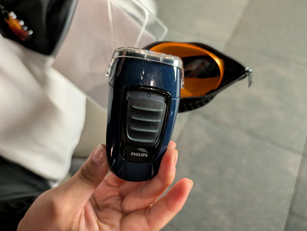 【拡散希望】
鷹村クラス🧡のバスに髭剃りセットの忘れ物だそうです！
持ち主の方は、バスツアーの緊急連絡先のメールに「忘れました！」と連絡くださいとのことです！！
近畿日本ツーリストの方にお預かりいただいてます！