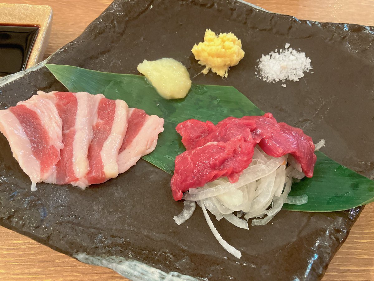 2024/01/28
・カカオサンパカのソフトクリーム
・これは多分馬刺し
 #スマホに入ってる1番古い食べ物の写真って何