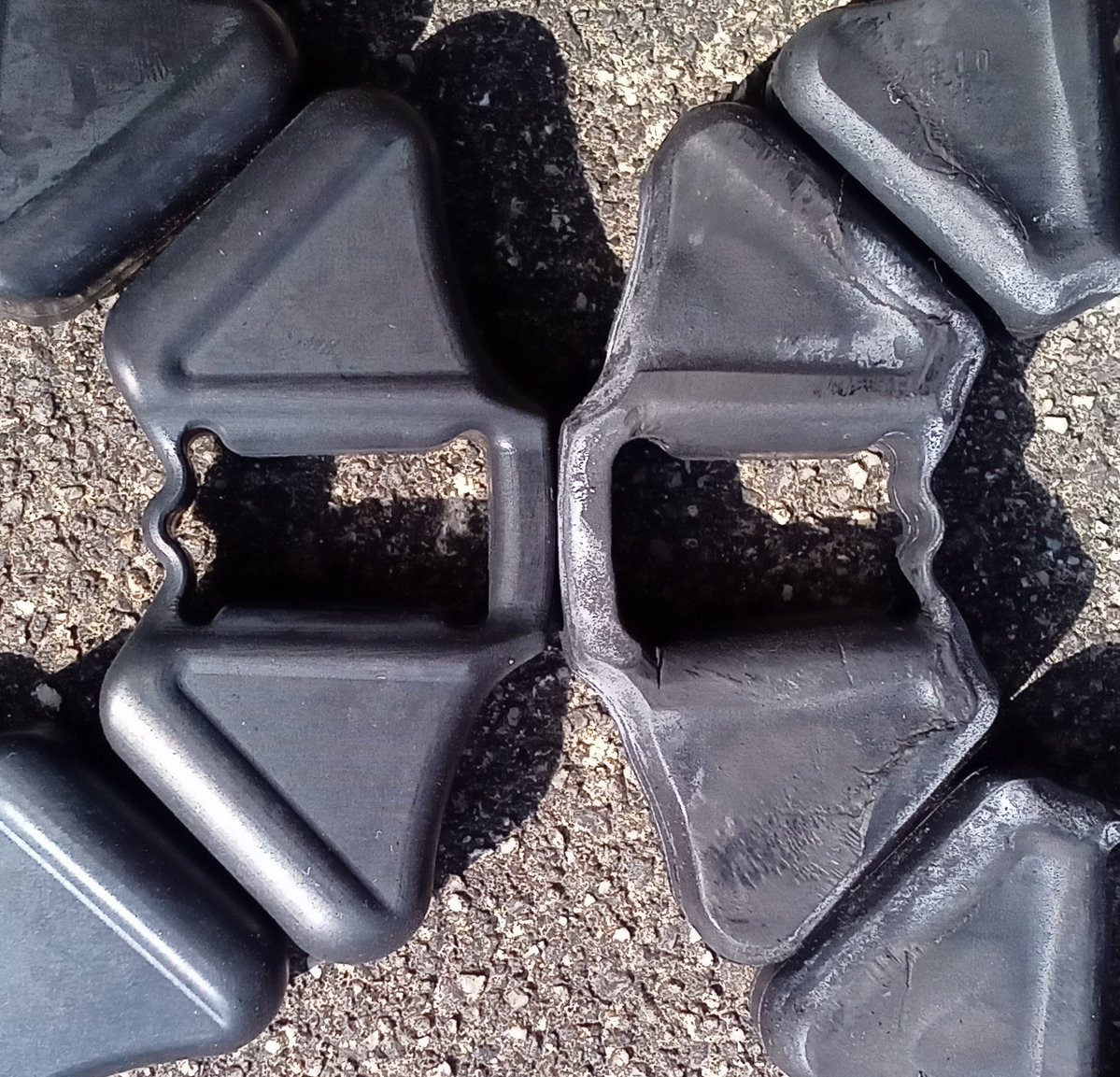 カブのハブダンパー交換。
新車時から１回も替えてないと思われる。25年くらい。
ホイールを動かした時のガタは解消された。
しかし、チェーンの調整はどうもうまく行かず。
スッキリしないなぁ。前に乗ってたオフ車みたいな段階式の調整機構だったらいいのに。
#スーパーカブ