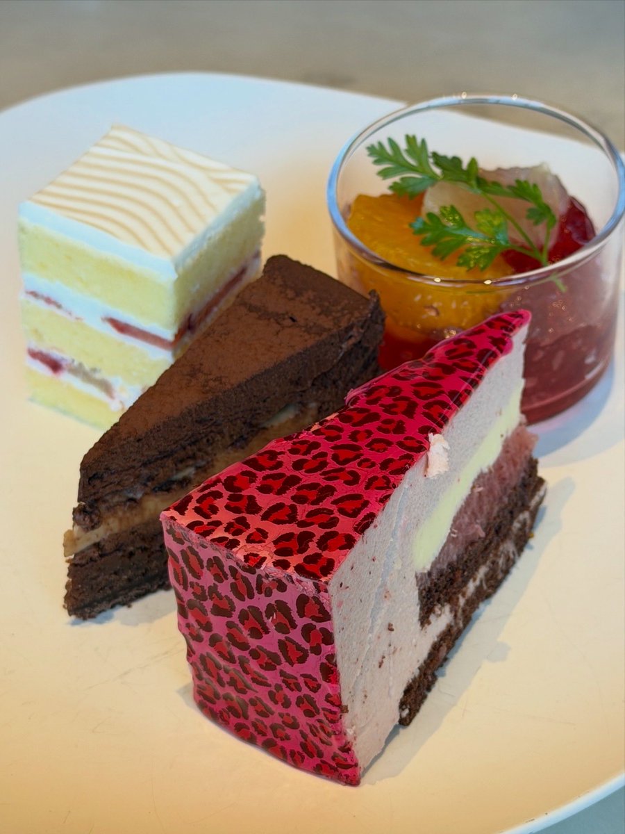 mieeya318's tweet photo. 今日は23回目の結婚記念日という事で、メズム東京のChef's Theatreへ。普段ではなかなか食べない豪華ブッフェランチを楽しみました！🥳
豹柄のケーキのインパクトが凄かったけどw、すごく美味でしたー🍰
いつも頑張ってくれている妻には改めて感謝感謝です！🙏 https://t.co/xSWccsQ68G