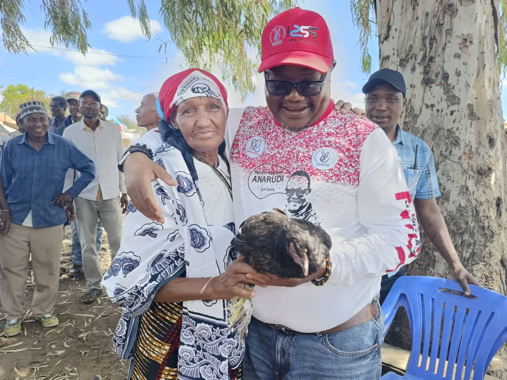 hildo28967's tweet photo. Happy Sunday MH. Mwenyekiti #TUNDULISSU kwa heshima kubwa nngependa kukutakia jumapili njema huko ulipo ,lakini pia nngependa kukufahamisha kwamba tunajianda na maandamano MAKUBWA ya kitaifa kushinikiza wakuachie uwe,sababu wew huna kosa lolote #FREETUNDULISSU https://t.co/nQuLIuKecQ