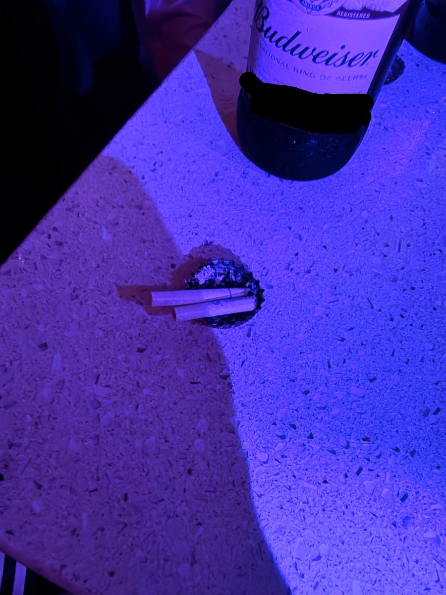 Akanessen's tweet photo. 飲み屋さんでビール瓶の蓋を灰皿代わりにしている人がいて、器用だなと撮影しちゃいました。

本年度も変わらず某国ですが、6月から某街Aから某街Bへと転勤が。某街Bからは日本への直行便がありませんでした。

さてさて…😢 https://t.co/sdMASSznno