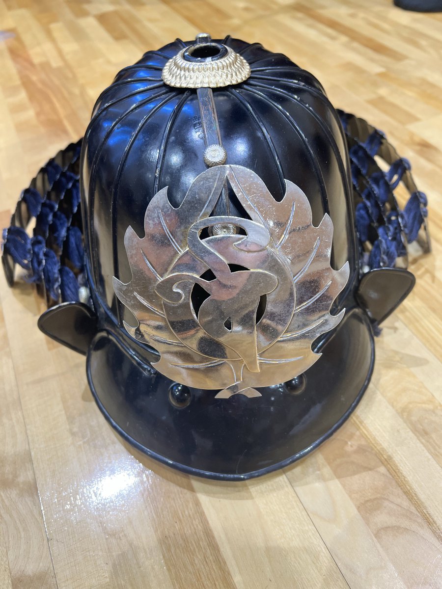 Johnson_shogi's tweet photo. 今日は天童で人間将棋の駒武者として出てきました！
※東軍（斎藤先生側）の6九金役

5手目に動いた後に右辺で戦いが起こり、もしや一回しか動かず終局か！？と思いましたが最終盤に取られてすぐ打たれる形で斎藤先生玉の詰みに役立てました！

2枚目は兜の前立て、3枚目は参加賞の根付です！ https://t.co/t0oil6M4n5