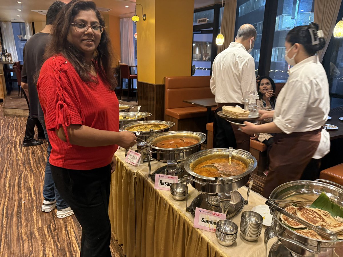 なんと今日から‼️
あの、マツコさんも絶賛の南インド🇮🇳料理の名店「アーンドラダイニング」渋谷店より
食べ放題のビュッフェスタイルがスタート😍😍😍

写真はオーナーのカビタさん🫶
オススメのラッサムを沢山注いで頂きました🫶🫶🫶

#食べ放題
#インド料理