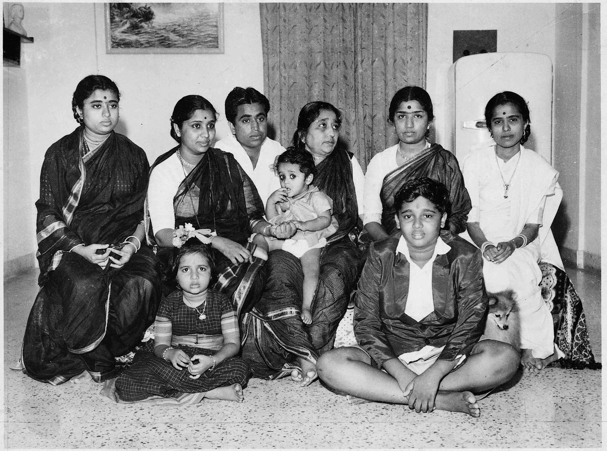 FilmHistoryPic's tweet image. Mangeshkars with their mother &amp;amp; kids

(l to r) Usha, Asha, Hridaynath, Mai, Lata &amp;amp; Meena

#RIP Asha Bhosle