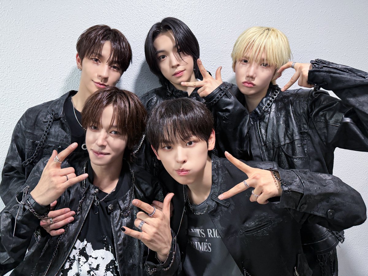 KEYVITUP_inkode's tweet photo. [📷] 260412(일) SBS <인기가요> Behind

모든 것의 시작은 KEYVITUP과 여러분이었다고 말할 수 있는 1주차 음악방송 완료-ღ
서툰 모습마저 특별함이 된 이번주를 오래오래 간직할게요💓

#KEYVITUP #키빗업 https://t.co/cotT7xgq3X