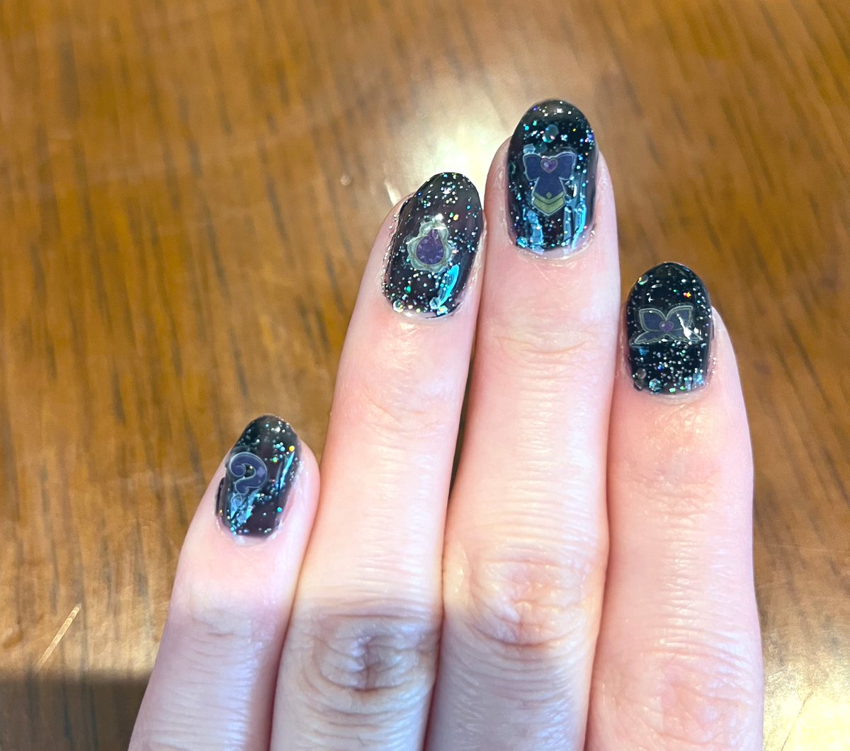 セリアで買ったアルカナちゃんのシールを黒のジェルネイルと合わせてみた🖤💅