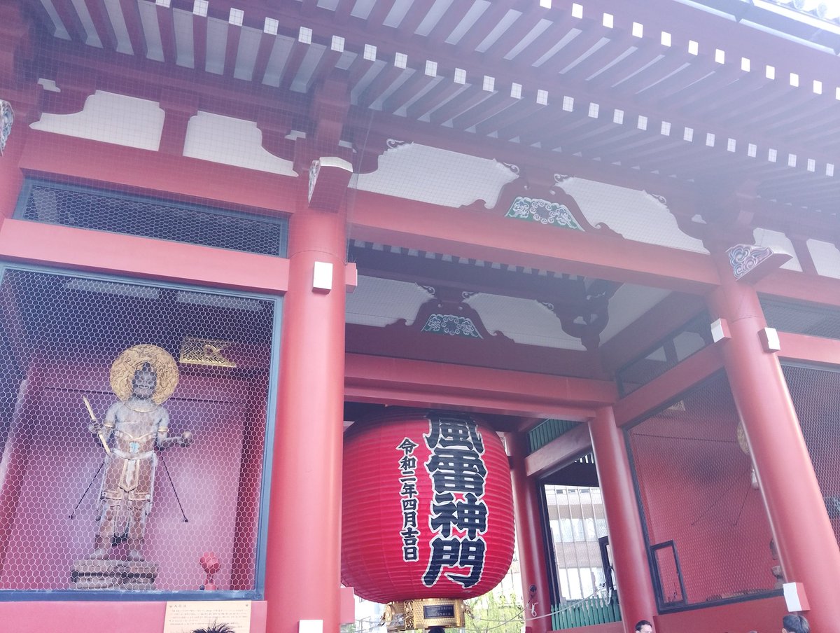 今日は小金大作戦メンバーにオススメもらった浅草演芸ホールに落語を聞きに（観に）行きました。
落語だけでなく漫才や紙切り曲芸など色々ありましたが、もれなく全部面白かったです！
この日は真打昇進襲名披露だったのでその口上もあって贅沢な昼回でした。
#浅草演芸ホール