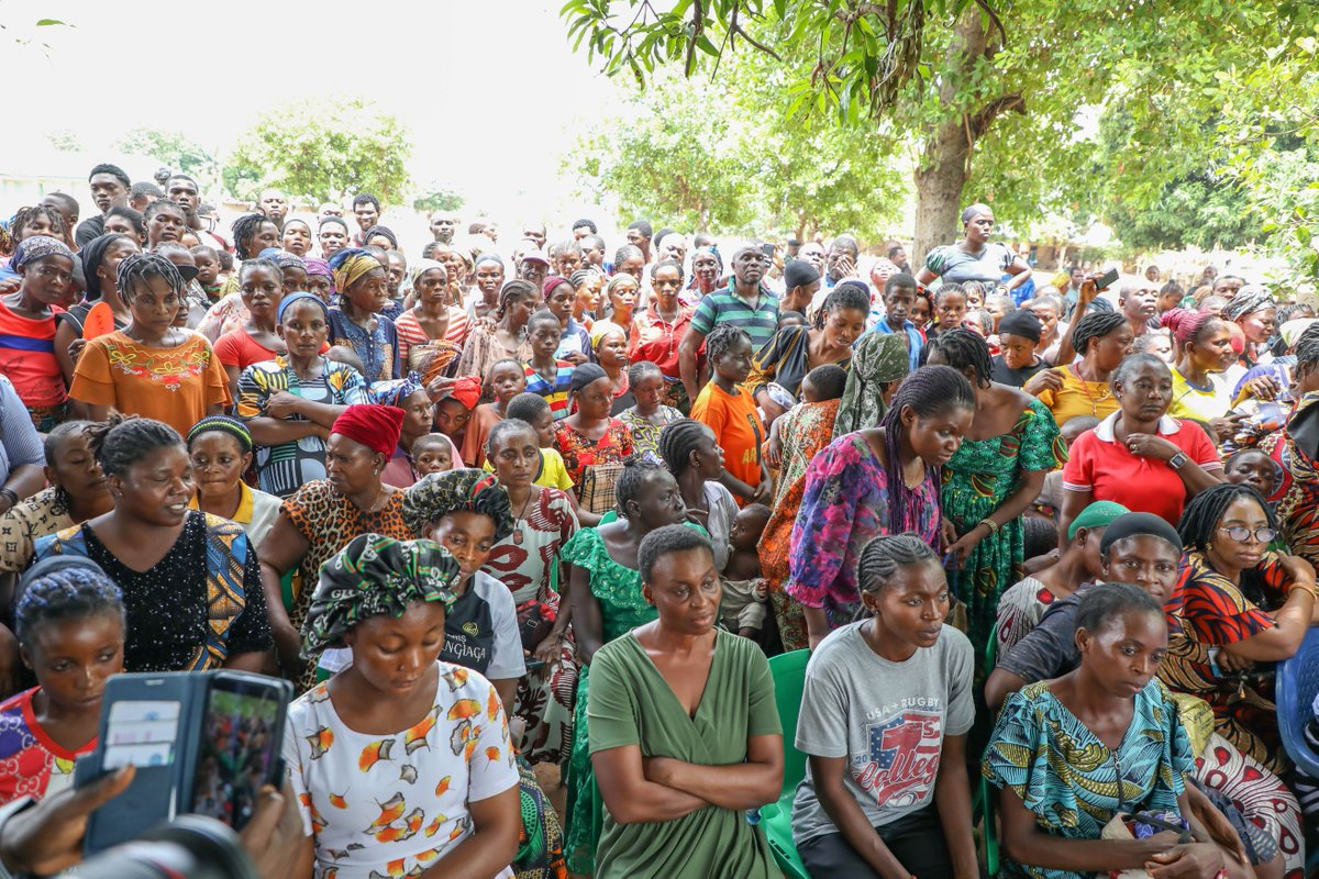 UN_Nigeria's tweet image. In Yelewata, a community scarred by recent attacks, DSG listened to women share their struggles. She inspected @UN-supported housing &amp;amp; emphasised resilience, dignity &amp;amp; peacebuilding.  
#PeaceBuilding #CommunityResilience