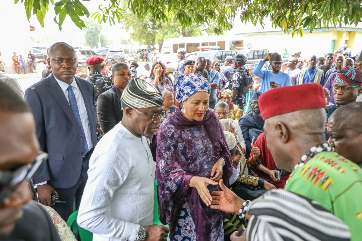 UN_Nigeria's tweet image. In Yelewata, a community scarred by recent attacks, DSG listened to women share their struggles. She inspected @UN-supported housing &amp;amp; emphasised resilience, dignity &amp;amp; peacebuilding.  
#PeaceBuilding #CommunityResilience