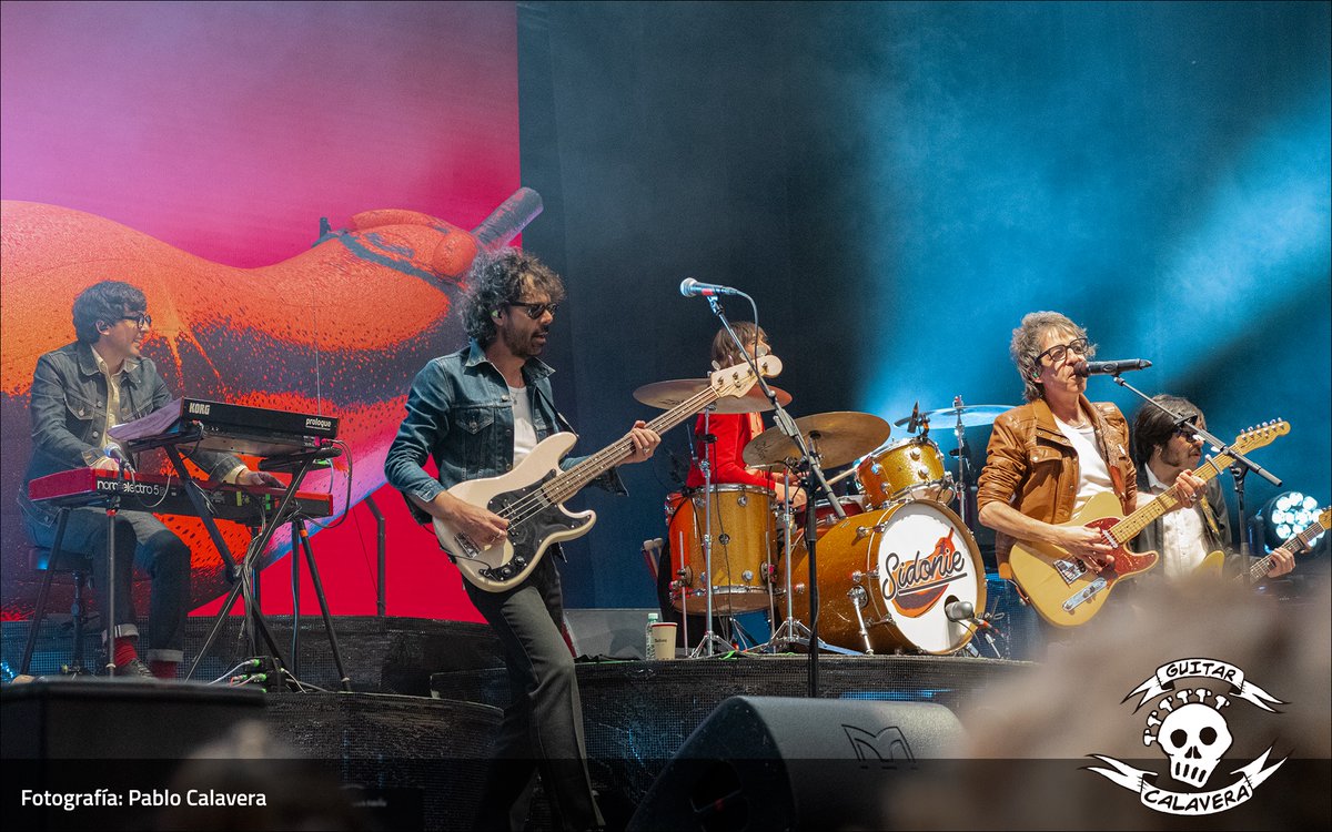 Guitarcalavera's tweet photo. @sidonie_ en @festivaljaleo : psicodelia pop, himnos coreables y esa forma tan suya de llevar el indie al terreno de la fiesta.

📷Pablo Calavera.

#sidonie #Festivaljaleo2026 #festivalesgalicia #indierock https://t.co/DazzXn8UJn