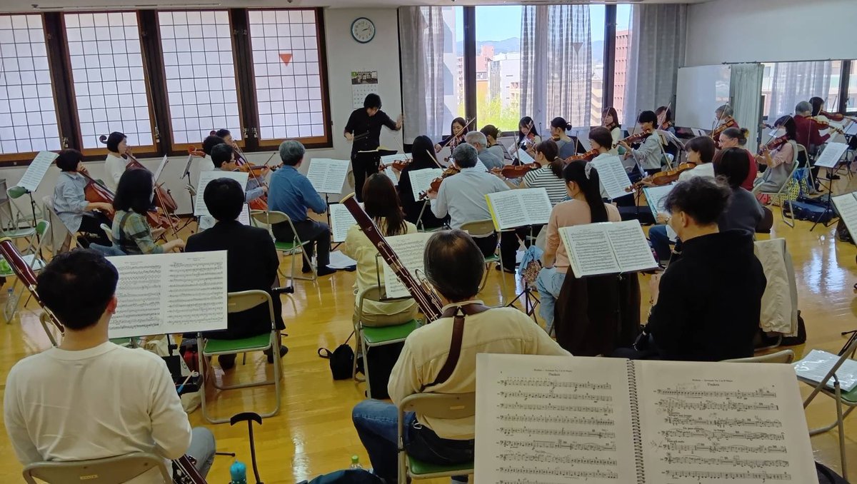 okeankyoto's tweet photo. 浦先生と献堂式序曲とセレナーデ第1番の練習でした！
聞いてる分には両方とも素敵な曲ですが演奏す��のは中々大変な2曲です。汗止まらない。
浦先生のわかりやすい解説で音がガラッと変わるオケアン🫶どんどん変わっていくのがわかって、もっともっと良いアンサンブルできるなと楽しみになりました💫 https://t.co/EEBaYdJHjl