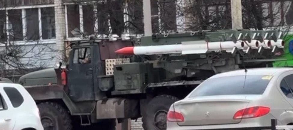 ❗️The Russians have begun using new cheap air defense systems to shoot down drones.

A likely Russian improvised anti-UAV air defense system based on a conventional truck with R-77-1 air-to-air missiles was spotted in Oryol.