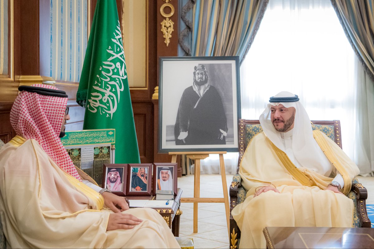 imarat_almadina's tweet photo. سمو نائب أمير منطقة #المدينة_المنورة #سعود_بن_نهار يستقبل مدير البريد السعودي سُبل بالمنطقة @SPL_KSA_online، ماجد الأحمدي، ويستمع إلى شرحٍ عن أبرز الأعمال البريدية المقدّمة للمواطنين وضيوف الرحمن، والخدمات الجيومكانية المقدّمة للقطاعين العام والخاص، وأثرها في خدمة الفرد والمجتمع .