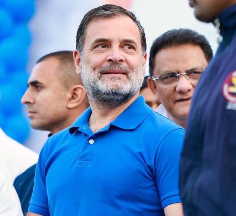 SunainaSpeaks's tweet image. ये व्यक्ति सिर्फ नेता नहीं है!

संविधान का रक्षक भी है! 🇮🇳

#RahulGandhi #INC #Congress #Constitution #Samvidhan