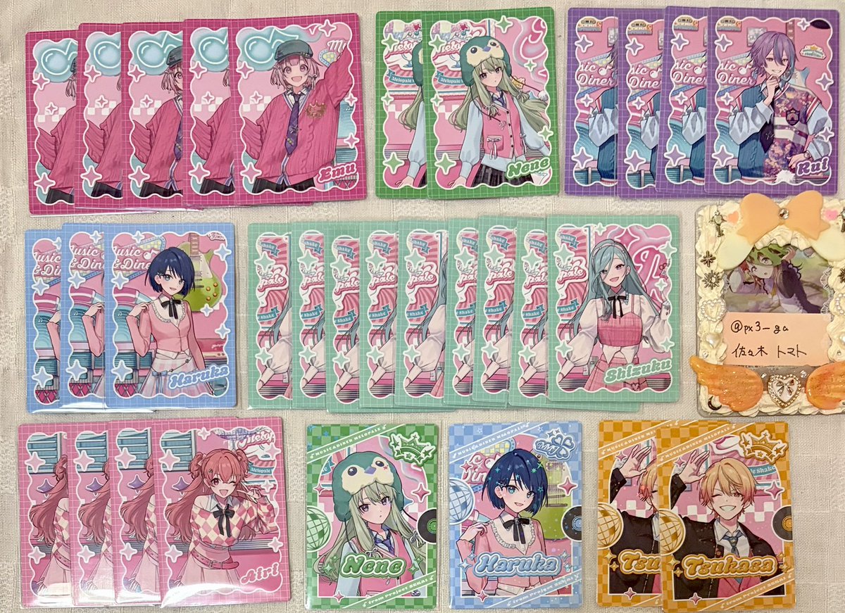 px3_ga's tweet photo. プロセカ メロパレ トレカ 【交換・譲渡】

譲→ えむ 寧々 類 遥 雫 愛莉 司
求→ 150/枚＋送料>>同異種みのり

レアの譲渡⬇️
司→10 寧々→6 遥→3 枚を他のNトレカよりお迎え(雫>遥愛莉>えむ)

譲渡最優先
交換の場合類はほか含む方優先
また~3枚の場合はミニレター使用
お気軽にお声掛けください🎖 https://t.co/h8vQ7VgVGr