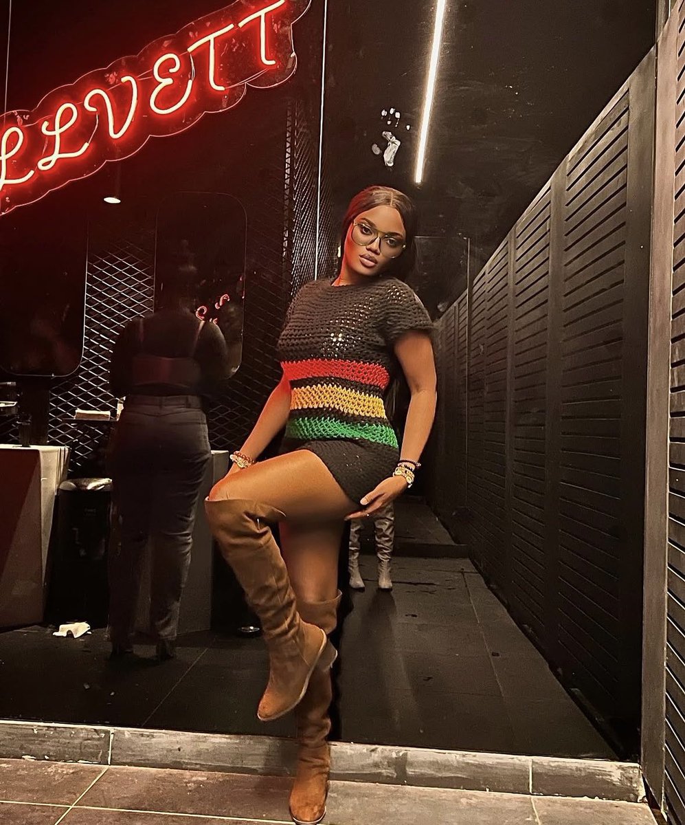 _PrettiestMo tweet media