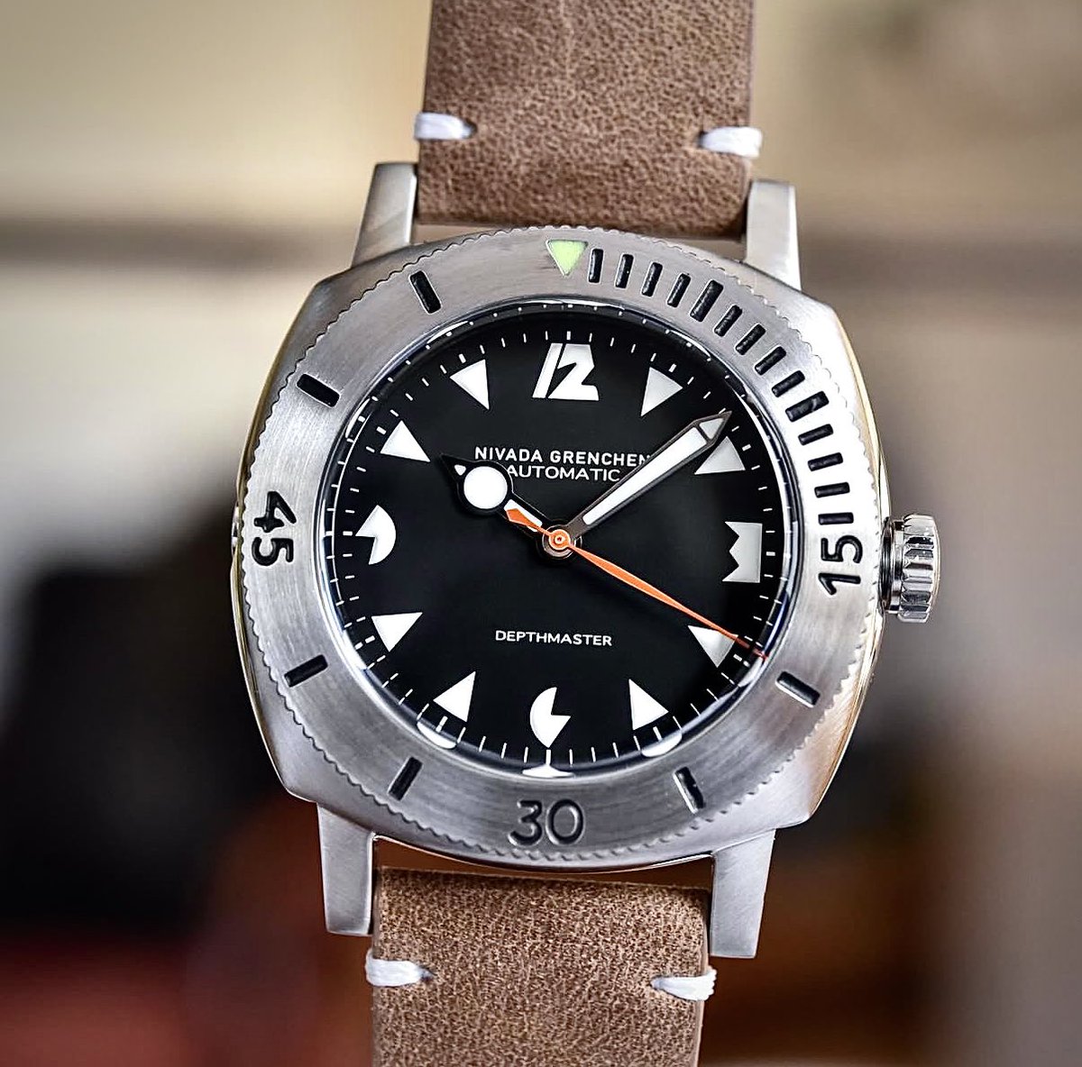 woachtung's tweet image. Farklılık arayanlar için saat önerisi;
Nivada Grenchen ~ White Art Deco Pacman Depthmaster (14102A15)

Yastık formunda 39mm çaplı kasa, safir cam ve 38 saat güç rezervli Soprod P024 kalibre. Kompakt kasa boyutuna rağmen 1.000 mt su geçirmezliği ve Pacman tasarımındaki