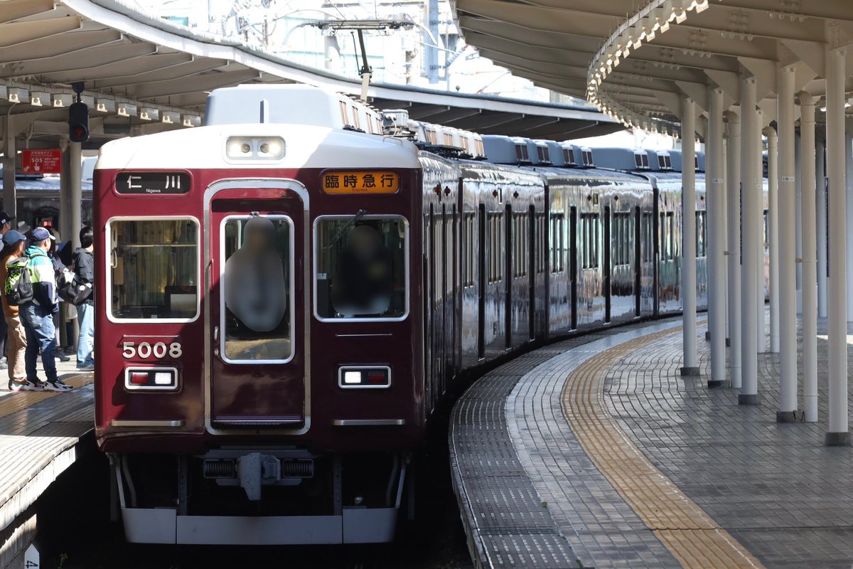yukichi_9300's tweet photo. 西宮北口駅にて
2026年4月12日(日)
5000系 5008F 臨時急行仁川行き
6000系 5006F 臨時急行仁川行き
桜花賞G1の開催に伴い5006と5008が馬急に入ったので撮影！
初めて馬急撮れて良かったです。
撮影されてた方々、お疲れ様でした！ https://t.co/SGIvdYw6Ot