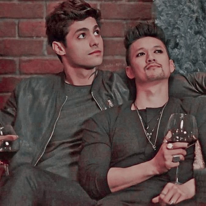 iviolacore's tweet image. Malec brightened my day 💙
#Shadowhunters 
#SaveShadowhunters #malec