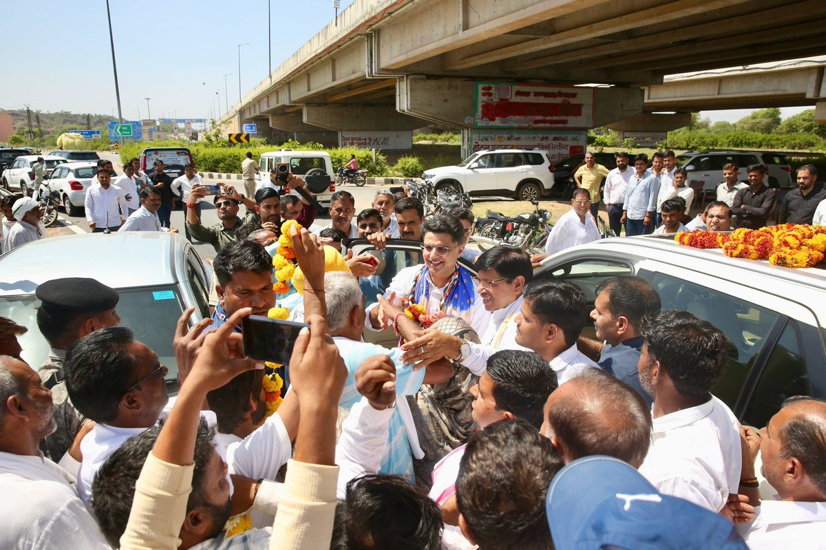 SachinPilot's tweet photo. आज करौली के रास्ते में कार्यकर्ताओं और समर्थकों ने मुलाकात की और अभिनंदन किया। 

आप सभी के स्नेह के लिए आभार। https://t.co/uZVsWdybhp