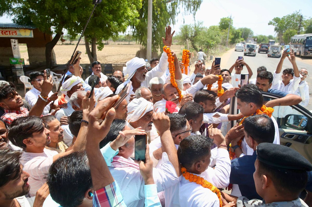 SachinPilot's tweet photo. आज करौली के रास्ते में कार्यकर्ताओं और समर्थकों ने मुलाकात की और अभिनंदन किया। 

आप सभी के स्नेह के लिए आभार। https://t.co/uZVsWdybhp