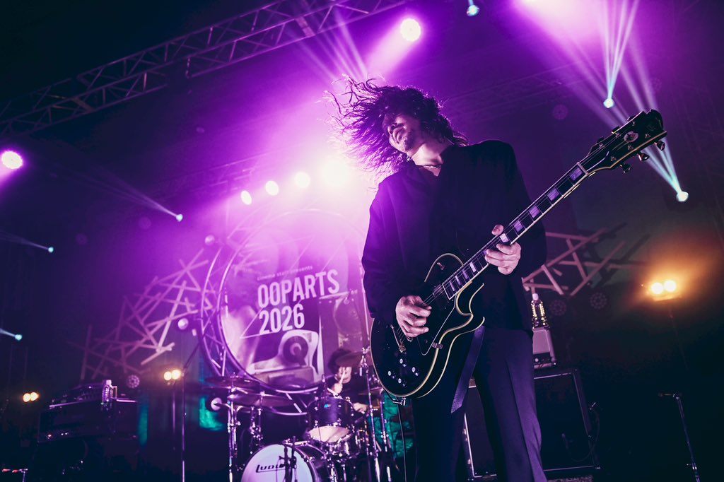 cinemastaff_'s tweet photo. 𝟮𝟬𝟮𝟲.𝟰.𝟭𝟮 𝗦𝗨𝗡. “𝗢𝗢𝗣𝗔𝗥𝗧𝗦 𝟮𝟬𝟮𝟲”
𝗕𝗨𝗡𝗞𝗔 𝗔𝗥𝗘𝗡𝗔 - 𝗚𝗥𝗘𝗘𝗡 𝗦𝗧𝗔𝗚𝗘 -

━━━━━━━━
The Novembers
━━━━━━━━

日本という小さな島国の岐阜という小さな街にある小さな小さな公園。その公園にはOOPARTSを楽しむ人もいれば、マルシェを楽しむ人、たまたま立ち寄った子供や年配の方もいる。みんなが同じ目的ではないし、みんなが同じ考え方をしているわけはない。ただ同じ場所にいる奇跡を考えたとき、83億通りの生き方や考え方があるのだから、合わないことを無理に合わすのではなく、認め合い、共存していくことが大切なのだと思う。リズムに合わせて、呼吸を合わせて、やっぱり合わないなってところを愛するのだ。そのための音楽。それがThe NovembersのOOPARTSの祭り方だ。

✍️@2YOU_MAGAZINE
📷Yukitaka Amemiya

#OOPARTS2026 #cinemastaff