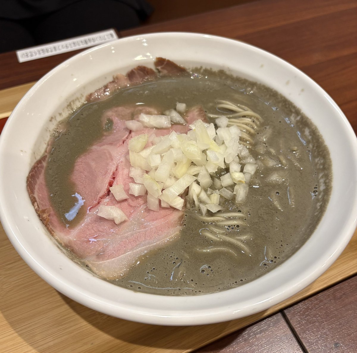jigentw's tweet photo. 湘南　丿貫さん
オープン時は盛り付けに雑さが感じれれましたが、徐々に盛り付けがキレイになってきました。ただ、スープの塩味が濃すぎるのでもう少し抑え、タマネギは細かく刻んで、辛味を抑えていただきたいです。
もっと繁盛できるよう応接しています🙂 https://t.co/g5WM3AEYVd
