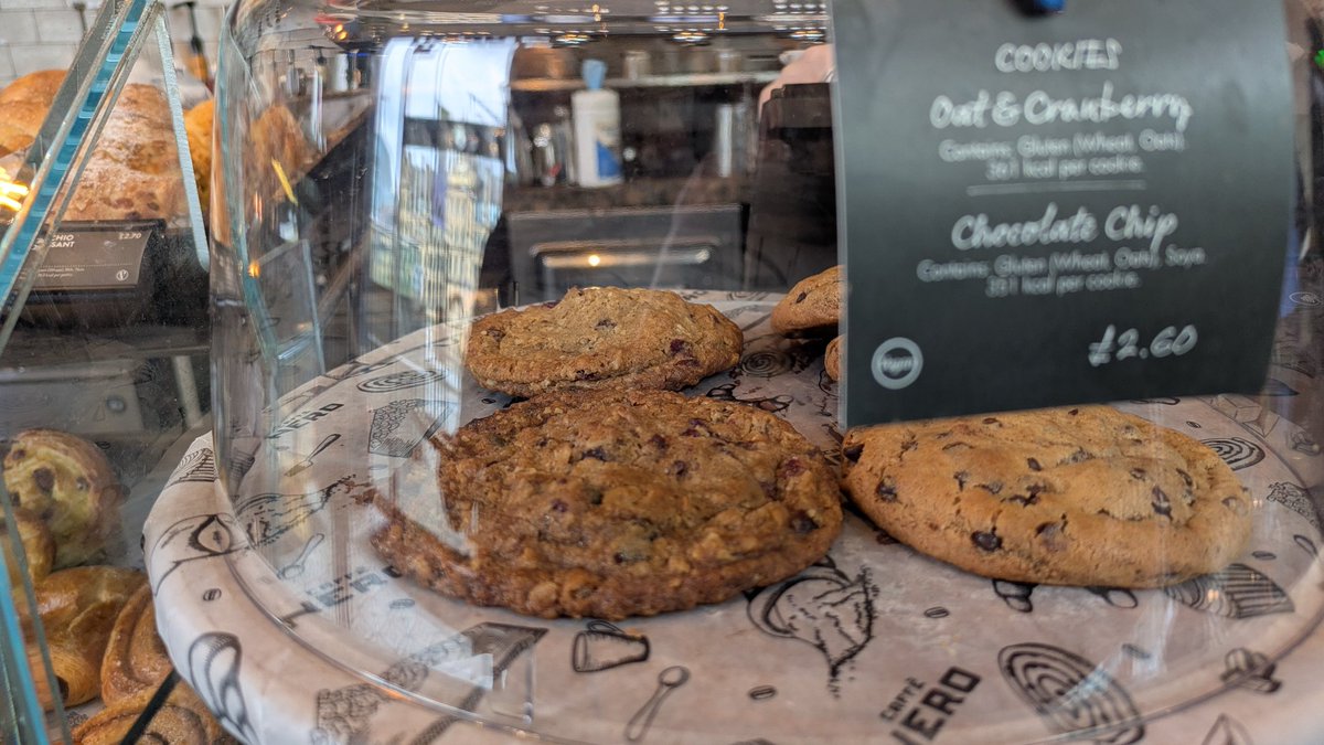 VeganOlive1's tweet image. Been awhile since I went to #CaffeNero lots of sweet treats including a new apple custard tart 😋👌 #Vegan 🍰🎂🧁🍪🥐