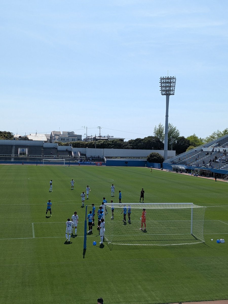 ryutanna's tweet photo. 今日はニッパツ三ツ沢球技場でJFLCUPのYSCC横浜対ラインメール青森FC戦を観戦！
強風の中の試合は、2−0で青森勝利。
前回注目した横浜の市川選手、青森の速攻や風に苦戦しましたが、適格な守備と攻撃の起点が作れるなど、今日も見ていて面白い選手でした！あと、比嘉選手の奮闘は今日もスゴかった！ https://t.co/A0TSTGzqKe