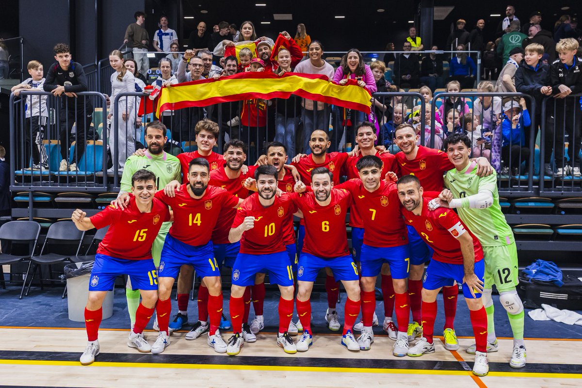 FutSalRFEF's tweet photo. 👋 ¡Bᴜᴇɴᴏs ᴅɪ́ᴀs ᴀ ᴛᴏᴅᴏs!

🇪🇸 Especialmente a los españoles que ayer nos apoyaron en Nokia

#FutsalEspaña https://t.co/V5XxYYhAr7