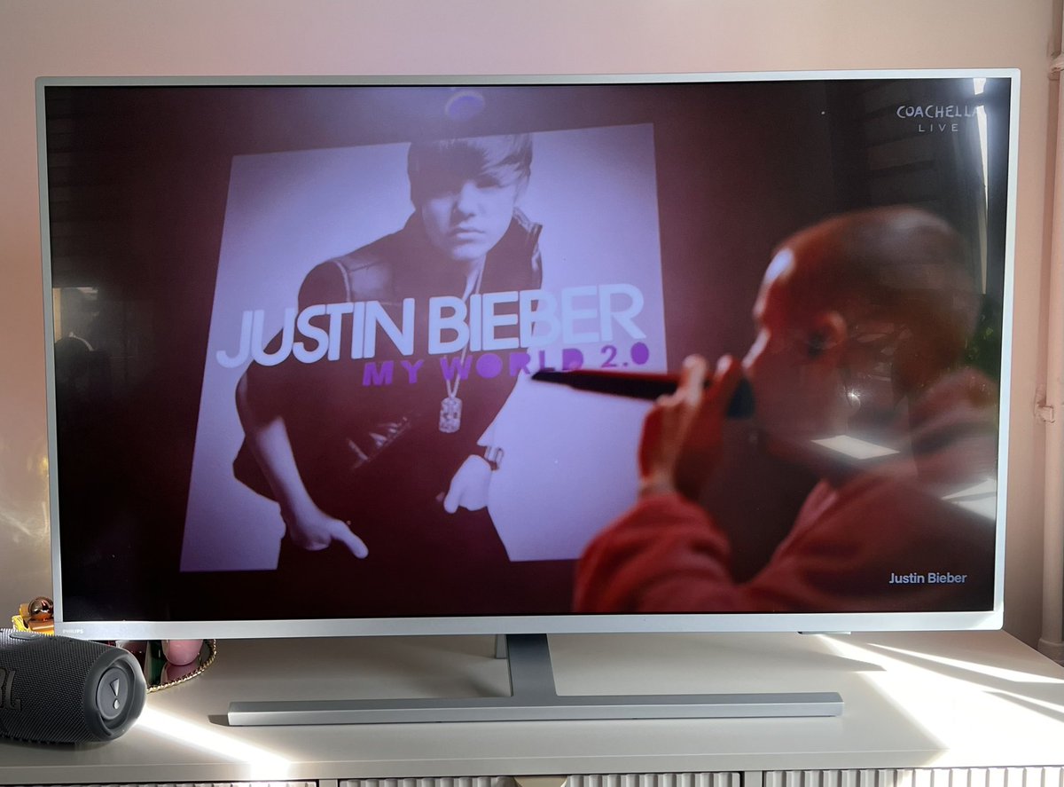 anuladera's tweet photo. Omg  #BIEBERCHELLA https://t.co/XcfQUHufUg