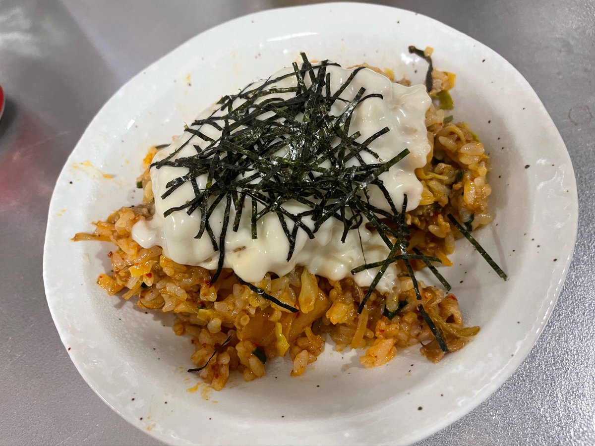 rumi1017's tweet photo. 超絶手抜き飯
冷凍してた米、冷凍してた豚キムチ、冷凍してた餃子したときに余ったタネをフライパンにぶち込んで炒めて
上にとろけるチーズ、のりを乗せて完成👏 https://t.co/fYXWwFoWuN