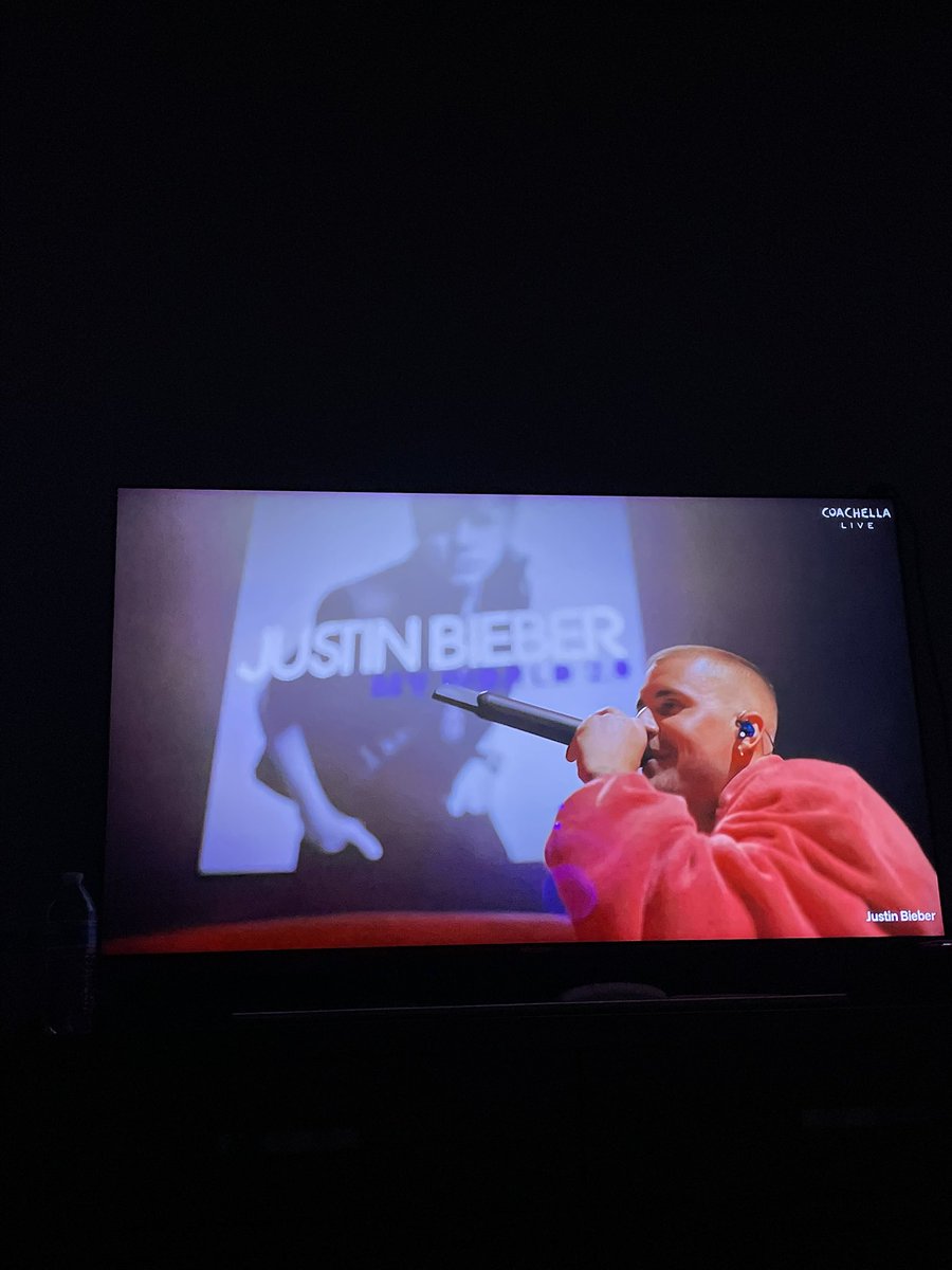 antoniogarciagj's tweet photo. no justin bieber buscando sus canciones en youtube como si fuera karaoke en coachella JAJAJA lo amo #BIEBERCHELLA https://t.co/VPULYPrgFw