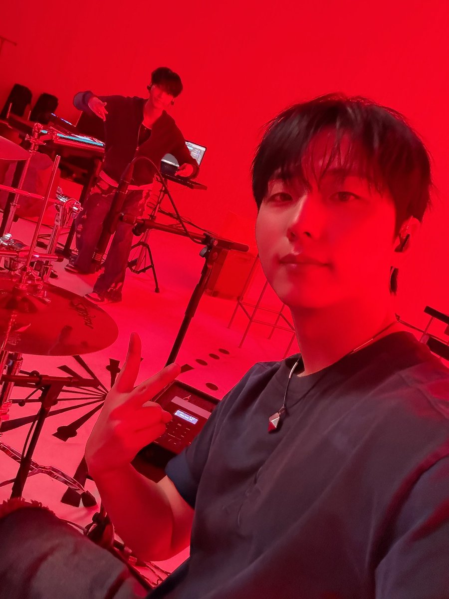 gunilbbl's tweet photo. 💌 4.14PM

What! Today is World Hamster Day???

I can't believe a day like that actually exists ㅋㅋㅋㅋ That's so cool

Wait I didn't say the exact same thing last year did I??? ㅋㅋㅋㅋㅋ

ㅋㅋㅋ A selfie I took during the sampler shoot! 

I can totally predict this

I know everyone's gonna look at my fingers in the second photo

I already know you’re gonna say my hand is like a hamster’s

They look short in this one

Wait the first one is a duplicate

Wait I’ll find a different one

Since there aren't many that turned out well...

ㅋㅋㅋㅋ