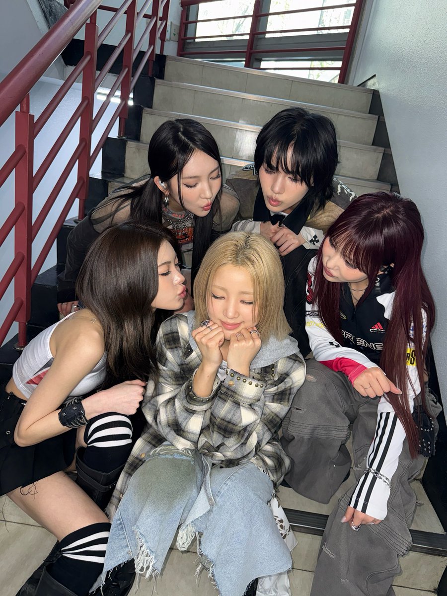 youngposseup's tweet photo. [Y-Pose]
260412 인기가요 📸

오늘은 우리 떤치치 대장님의 생일!!🎉
이렇게 특별한 날 테리들도 만날 수 있어서 너무 행복했어요🥰🥰
앞으로도 우리의 멋진 모습 계속 보러와줘요💕

#영파씨 #YOUNGPOSSE #ヤングパッシ
#we_dont_go_to_bed_tonight https://t.co/AxxP5oZEFV
