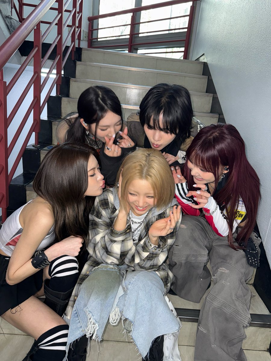 [Y-Pose]
260412 인기가요 📸

오늘은 우리 떤치치 대장님의 생일!!🎉
이렇게 특별한 날 테리들도 만날 수 있어서 너무 행복했어요🥰🥰
앞으로도 우리의 멋진 모습 계속 보러와줘요💕

#영파씨 #YOUNGPOSSE #ヤングパッシ
#we_dont_go_to_bed_tonight