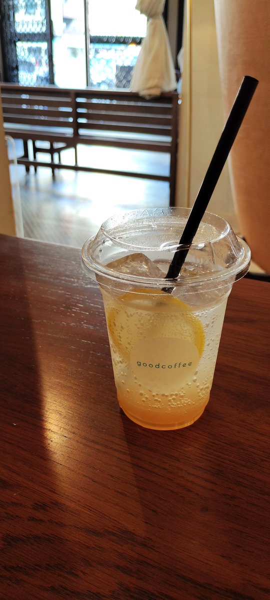 goodcoffee にて🍋
カフェラテを飲むつもりが
暑くてレモンスカッシュに🍋✨
建物は国の登録有形文化財らしい🤔
重厚な雰囲気でゆったり😌
娘は模試中📝
#カフェ巡り