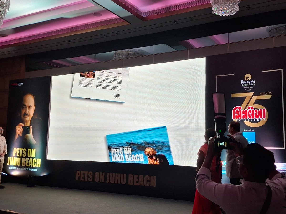 chitralekhamag's tweet image. 'ચિત્રલેખા' ના ચેરમેન મૌલિક કોટક એ મુંબઈના જૂહુ બીચ પર પાડેલી પેટ્સની તસવીરોની કોફી ટેબલ બુકના વિમોચન પ્રસંગે સિંગર ગૌરવે અદભુત પર્ફોમન્સ રજૂ કર્યું....#mumbai #chitralekha #booklaunch #juhubeach