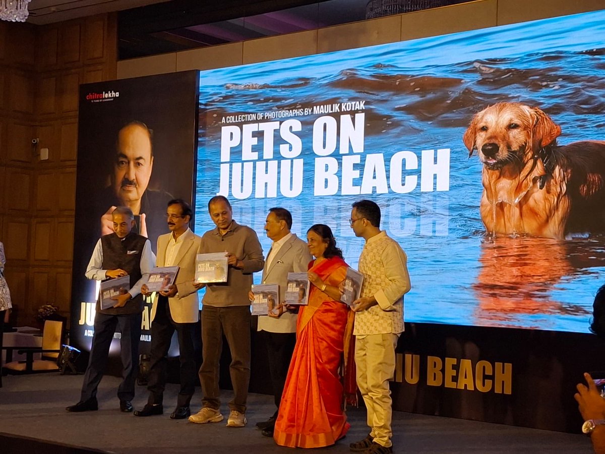 chitralekhamag's tweet image. 'ચિત્રલેખા' ના ચેરમેન મૌલિક કોટક એ મુંબઈના જૂહુ બીચ પર પાડેલી પેટ્સની તસવીરોની કોફી ટેબલ બુકના વિમોચન પ્રસંગે સિંગર ગૌરવે અદભુત પર્ફોમન્સ રજૂ કર્યું....#mumbai #chitralekha #booklaunch #juhubeach