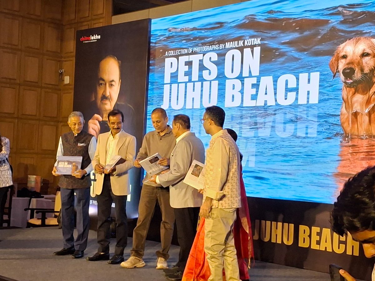 chitralekhamag's tweet image. 'ચિત્રલેખા' ના ચેરમેન મૌલિક કોટક એ મુંબઈના જૂહુ બીચ પર પાડેલી પેટ્સની તસવીરોની કોફી ટેબલ બુકના વિમોચન પ્રસંગે સિંગર ગૌરવે અદભુત પર્ફોમન્સ રજૂ કર્યું....#mumbai #chitralekha #booklaunch #juhubeach
