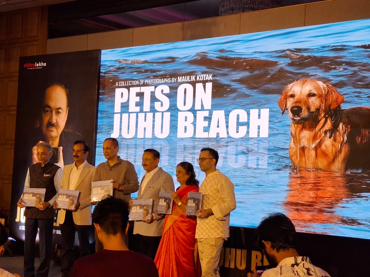 chitralekhamag's tweet image. 'ચિત્રલેખા' ના ચેરમેન મૌલિક કોટક એ મુંબઈના જૂહુ બીચ પર પાડેલી પેટ્સની તસવીરોની કોફી ટેબલ બુકના વિમોચન પ્રસંગે સિંગર ગૌરવે અદભુત પર્ફોમન્સ રજૂ કર્યું....#mumbai #chitralekha #booklaunch #juhubeach