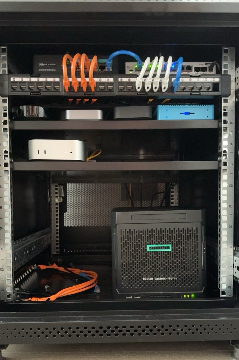 adevjoe's tweet photo. 机柜装好了，后面再添加一台Mac mini 和一台刀片机 https://t.co/c9dyKHy9RN