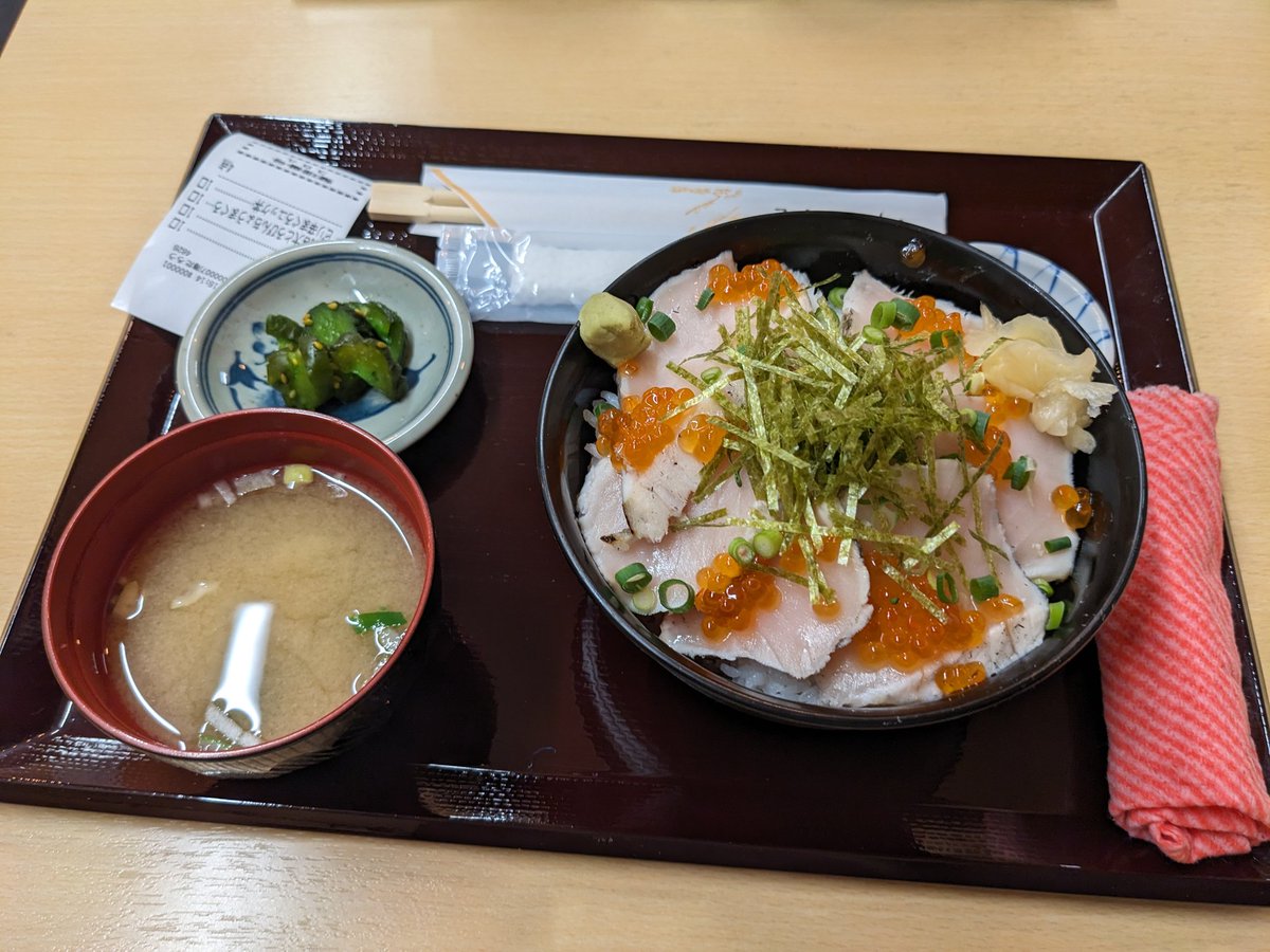 kuma5low's tweet photo. 風待ちフェス、ありがとうございました♪
強風乗り越えて演奏演り切りました、小松クンありがとう!
帰還途中、志津川で降りて遅めの昼食。
美味しかったご馳走様でした♪
次回は久々のボルカ.さんでやんす。
#OOHYEAH
#気仙沼風待ちフェス https://t.co/cRV7D0O2Ro