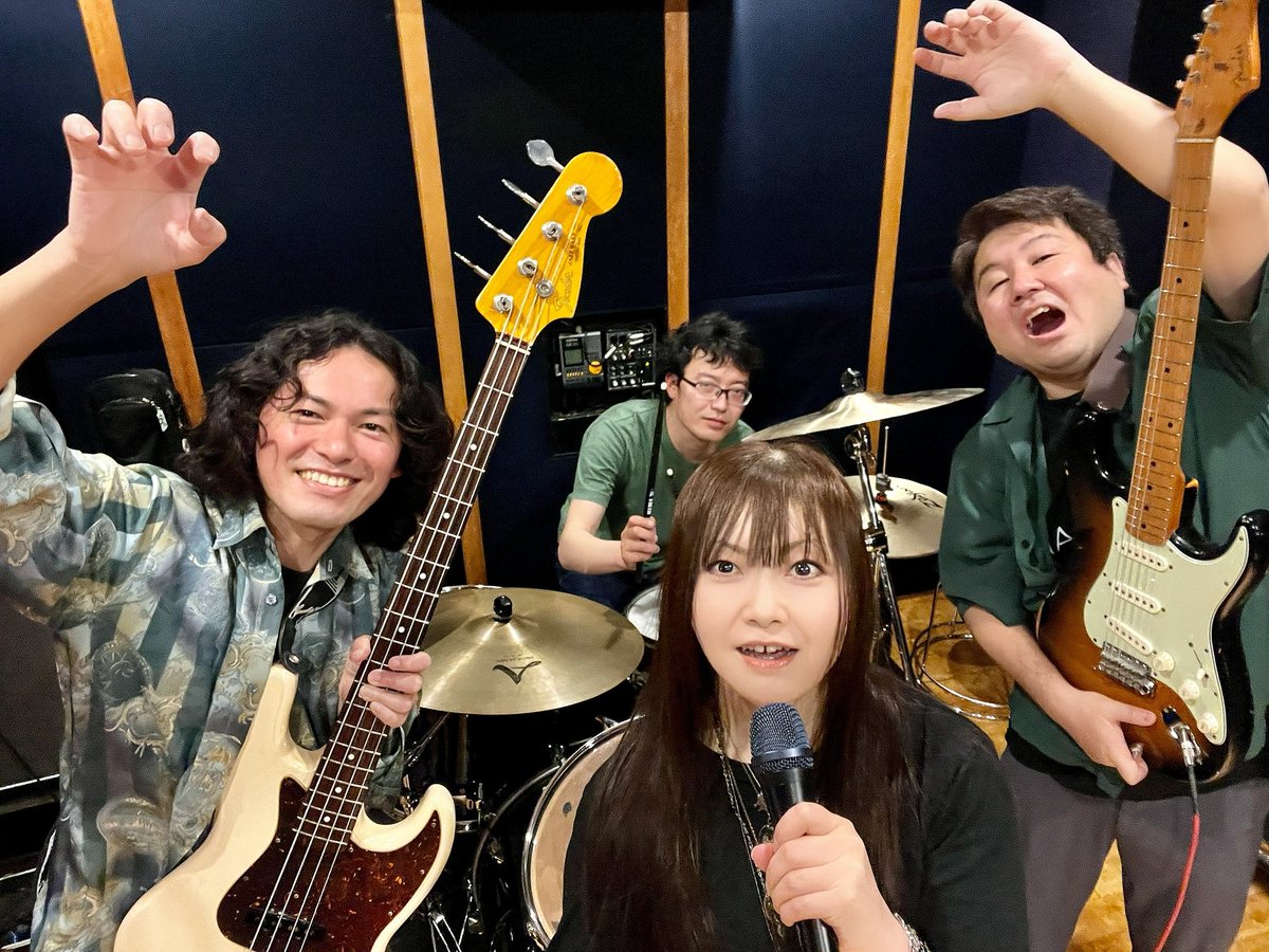 hakobune_04's tweet photo. HAkObuNeリハでした。今日はショート動画用の映像をサクサク撮影しました。素材が溜まってきましたので、順に公開予定です。もう暫くお待ち下さい。お待ち下さいね！(※大事な事なので2回)
リハ後にはプリン様に乾杯です🍮🍻

#HAkObuNe https://t.co/I8QowqCI8W